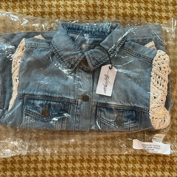 VICI Jasper Light Wash Cropped Denim Jacket Crochet Knit Sleeves Medium 8-10 - Picture 2 of 13